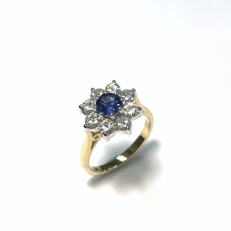 Ring, 14krt.bicolor-goud met blauw Saffier en Moissanite - rozet:12mm.(maat 17,5) - 4404 Ring, 14krt.bicolor-goud met blauw Saffier en Moissanite - rozet:12mm.(maat 17,5) - 4404