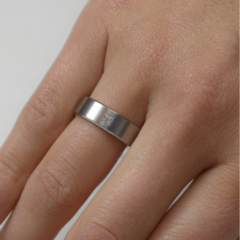 Boccia Ring, titanium model 0101-12 breedte: 6mm. met diamant 0,02ct. (maat 54) - 8099 Boccia Ring, titanium model 0101-12 breedte: 6mm. met diamant 0,02ct. (maat 54) - 8099