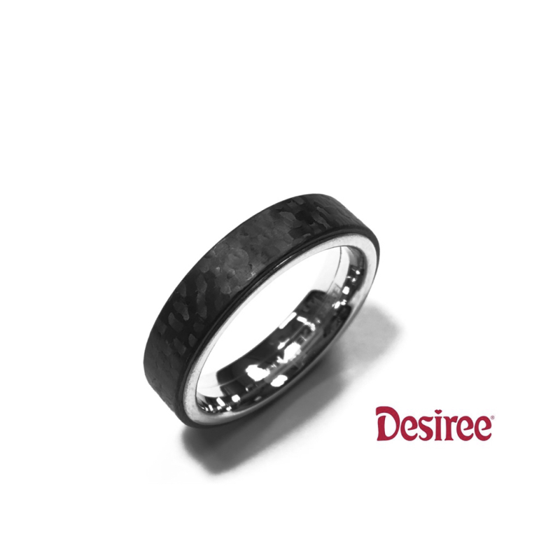 Desiree Relatiering, edelstaal/carbon breedte: 6mm.(maat 20,5) - 11783 Desiree Relatiering, edelstaal/carbon breedte: 6mm.(maat 20,5) - 11783