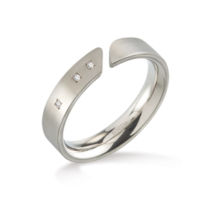 Boccia Ring, titanium model 0140-02 breedte: 4,4mm. met diamant 0,015ct. (maat 54) - 15315
