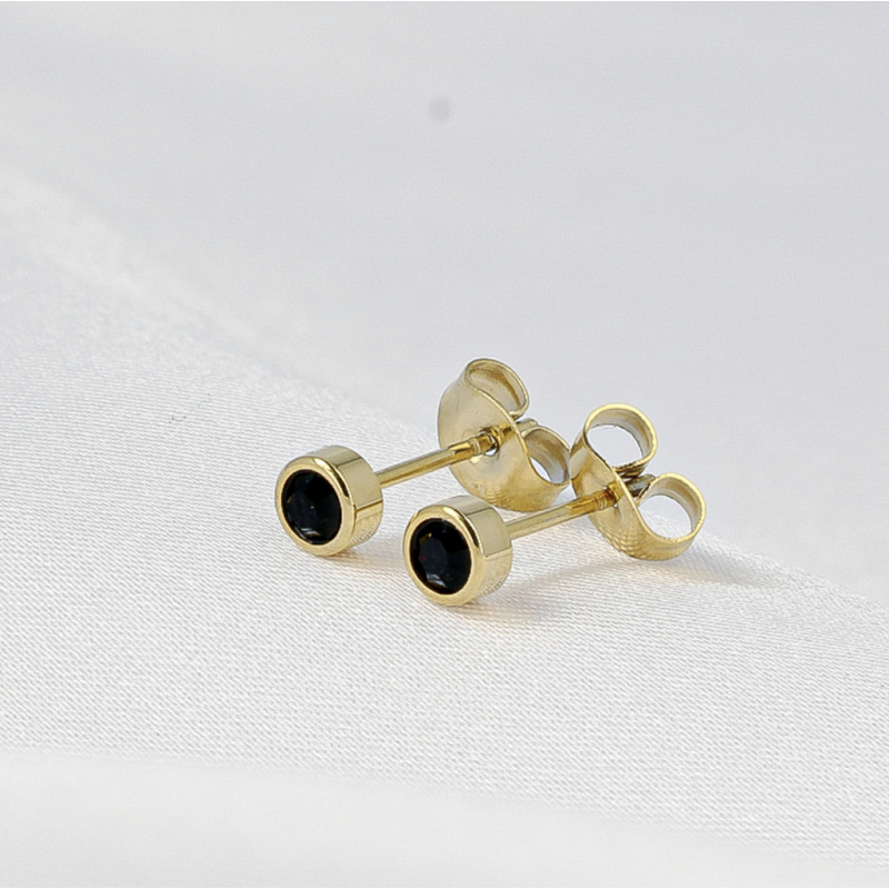 My Bendel Oorknopjes, edelstaal verguld. Met Zwart Zirkonia steentje (4mm). - 21334