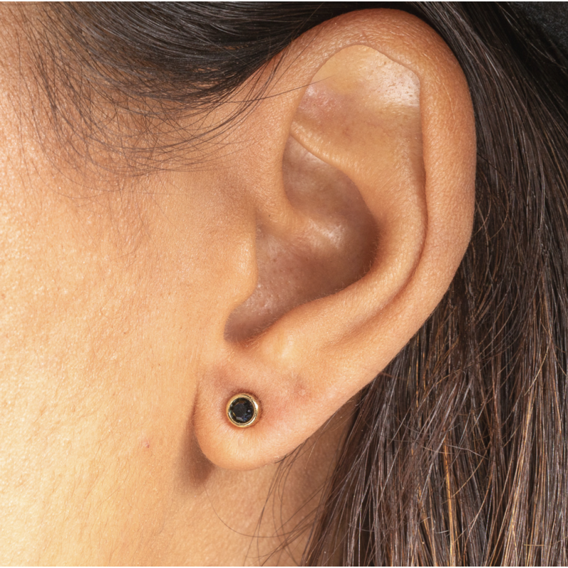 My Bendel Oorknopjes, edelstaal verguld. Met Zwart Zirkonia steentje (4mm). - 21334