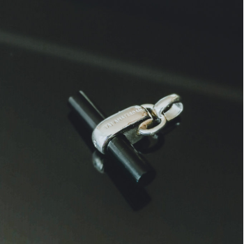 TAJ AMSTERDAM Zilveren T-Bar Hanger Binh met Onyx (21x25mm)"bescherming en emotionele en fysieke kracht" - 22242