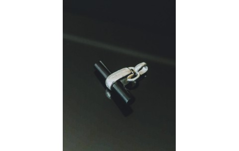 TAJ AMSTERDAM Zilveren T-Bar Hanger Binh met Onyx (21x25mm)"bescherming en emotionele en fysieke kracht" - 22242