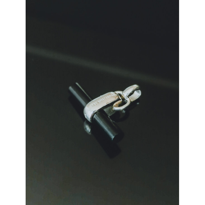 TAJ AMSTERDAM Zilveren T-Bar Hanger Binh met Onyx (21x25mm)"bescherming en emotionele en fysieke kracht" - 22242