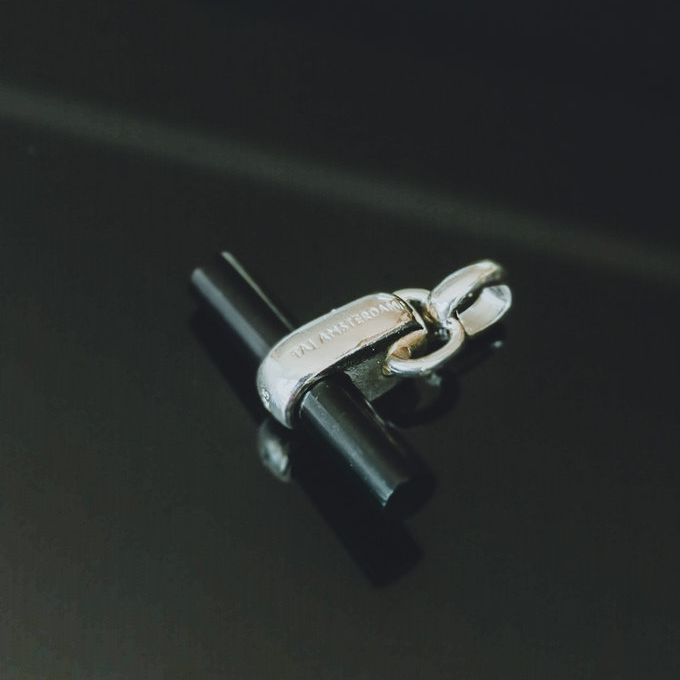 TAJ AMSTERDAM Zilveren T-Bar Hanger Binh met Onyx (21x25mm)"bescherming en emotionele en fysieke kracht" - 22242 TAJ AMSTERDAM Zilveren T-Bar Hanger Binh met Onyx (21x25mm)"bescherming en emotionele en fysieke kracht" - 22242