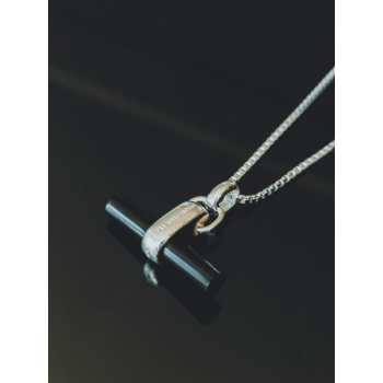 TAJ AMSTERDAM Zilveren T-Bar Hanger Binh met Onyx (21x25mm)"bescherming en emotionele en fysieke kracht" - 22242 TAJ AMSTERDAM Zilveren T-Bar Hanger Binh met Onyx (21x25mm)"bescherming en emotionele en fysieke kracht" - 22242