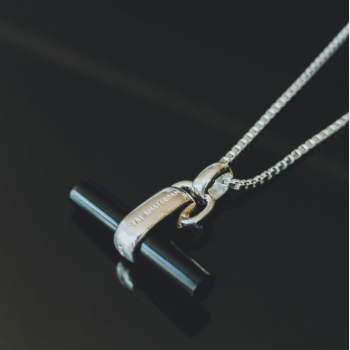 TAJ AMSTERDAM Zilveren T-Bar Hanger Binh met Onyx (21x25mm)"bescherming en emotionele en fysieke kracht" - 22242