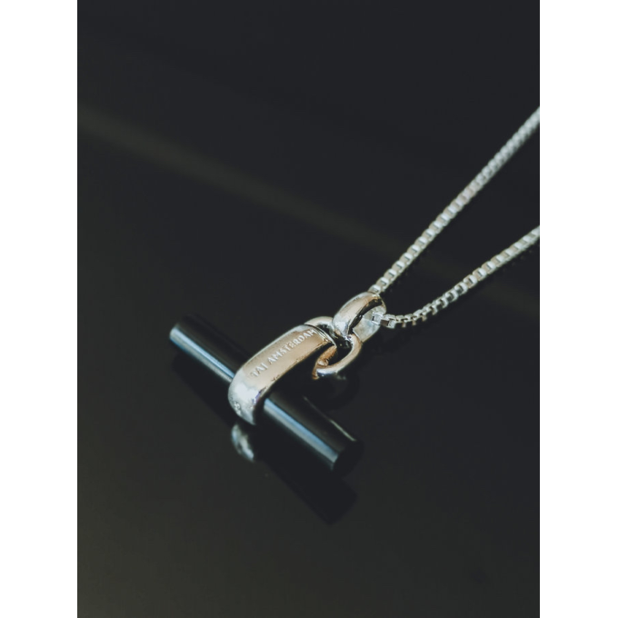 TAJ AMSTERDAM Zilveren T-Bar Hanger Binh met Onyx (21x25mm)"bescherming en emotionele en fysieke kracht" - 22242