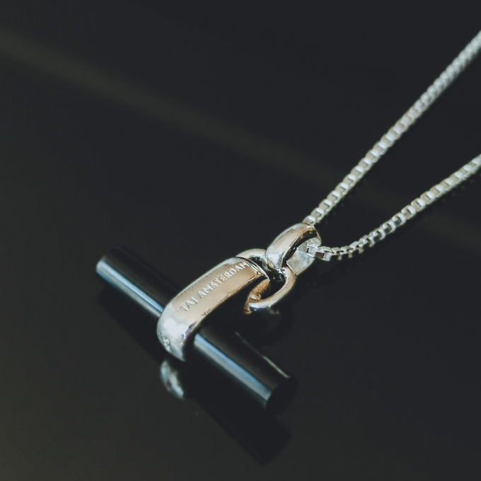 TAJ AMSTERDAM Zilveren T-Bar Hanger Binh met Onyx (21x25mm)"bescherming en emotionele en fysieke kracht" - 22242 TAJ AMSTERDAM Zilveren T-Bar Hanger Binh met Onyx (21x25mm)"bescherming en emotionele en fysieke kracht" - 22242