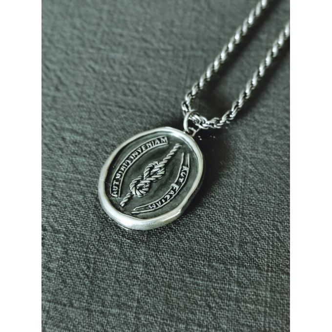 TAJ AMSTERDAM Zilveren Hanger Vibodh (27x22mm)staat symbool voor "vastberadenheid" - 22243