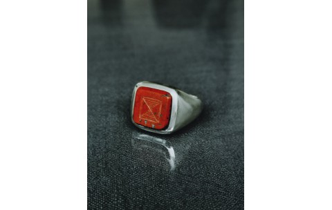 TAJ AMSTERDAM Zilveren Herenring Dodzi met rode steen "Doorzetten" staat symbool voor standvastigheid - 22432
