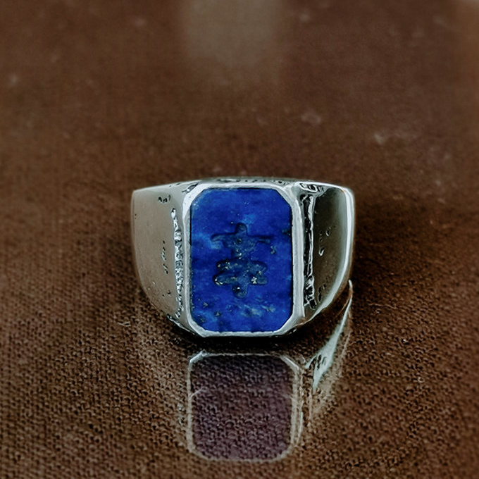 TAJ AMSTERDAM Zilveren Herenring Adric met Blauwe Lapis Lazuli edelsteen "Gezegende Heerser" staat symboor voor kracht - 22663