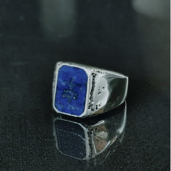 TAJ AMSTERDAM Zilveren Herenring Adric met Blauwe Lapis Lazuli edelsteen "Gezegende Heerser" staat symboor voor kracht - 22663