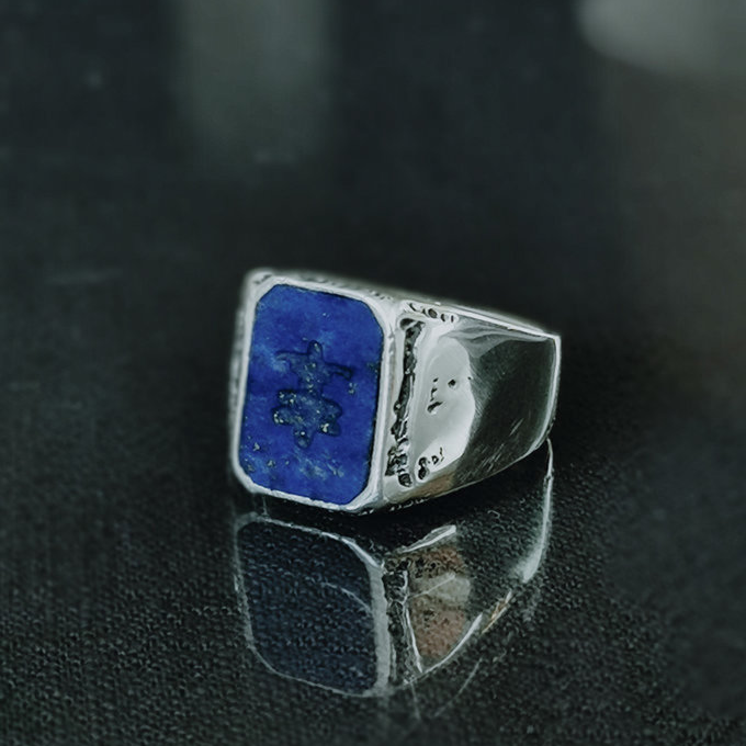 TAJ AMSTERDAM Zilveren Herenring Adric met Blauwe Lapis Lazuli edelsteen "Gezegende Heerser" staat symboor voor kracht - 22663