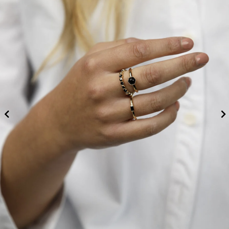 My Bendel Ring, edelstaal verguld met zwarte glassteentjes (18mm) - 23077 My Bendel Ring, edelstaal verguld met zwarte glassteentjes (18mm) - 23077