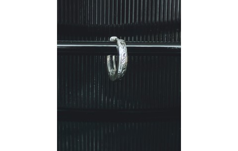 TAJ AMSTERDAM Zilveren Oorring Tenchi, staat symbool voor "stille krijger" - 23104