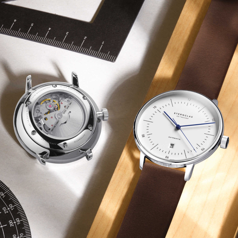 Sternglas Naos XL Automaat horloge met witte wijzerplaat en donkerbruine leren band