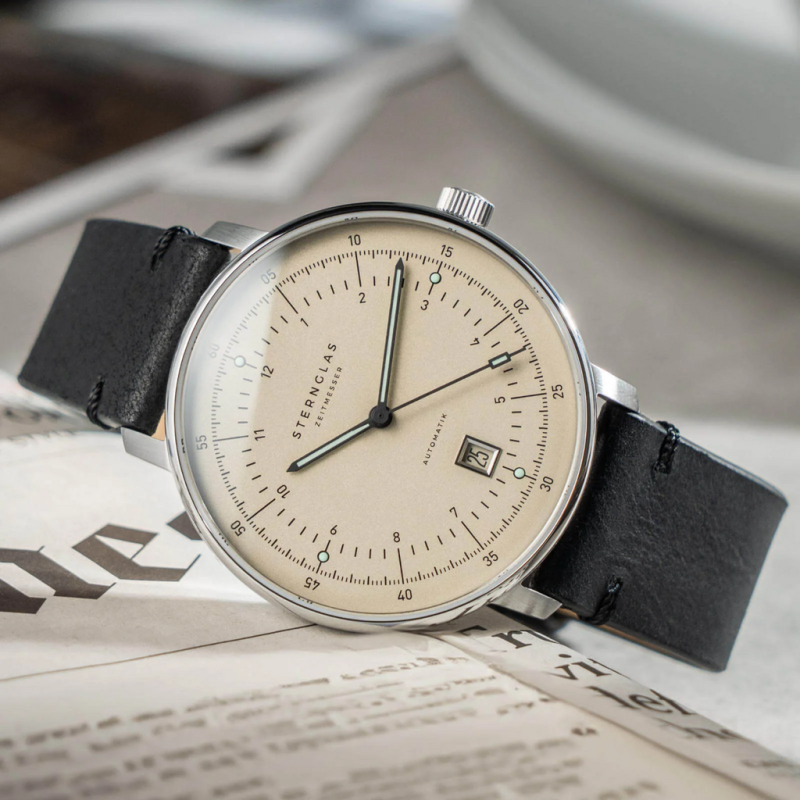 Sternglas Hamburg Pro Automaat Alabaster horloge met beige wijzerplaat en zwarte leren band
