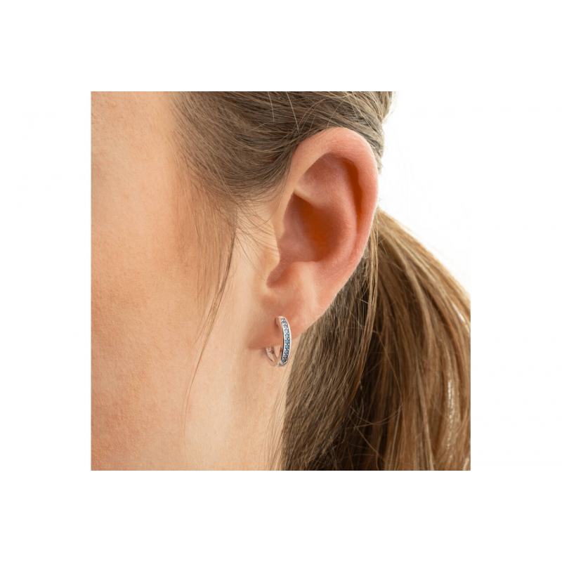 Oorringen, zilver gerhodineerd met lichtblauw zirkonia (11x2,5mm.) - 25084