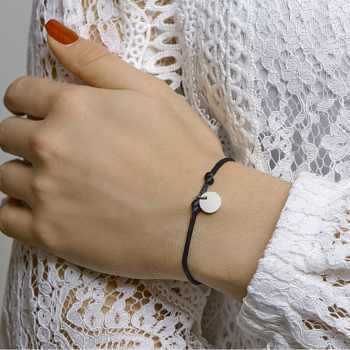 Armband, zwart satijn met zilver rondje (lengte: verstelbaar 13-26cm.) - 23276