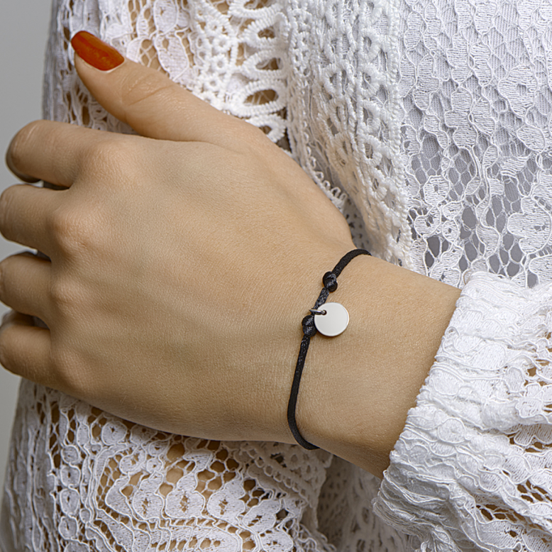 Armband, zwart satijn met zilver rondje (lengte: verstelbaar 13-26cm.) - 23276