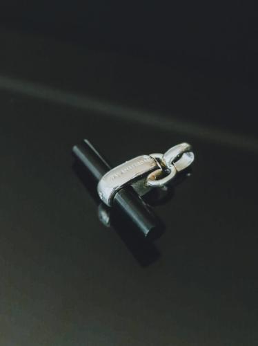 TAJ AMSTERDAM Zilveren T-Bar Hanger Binh met Onyx (21x25mm)"bescherming en emotionele en fysieke kracht" - 22242
